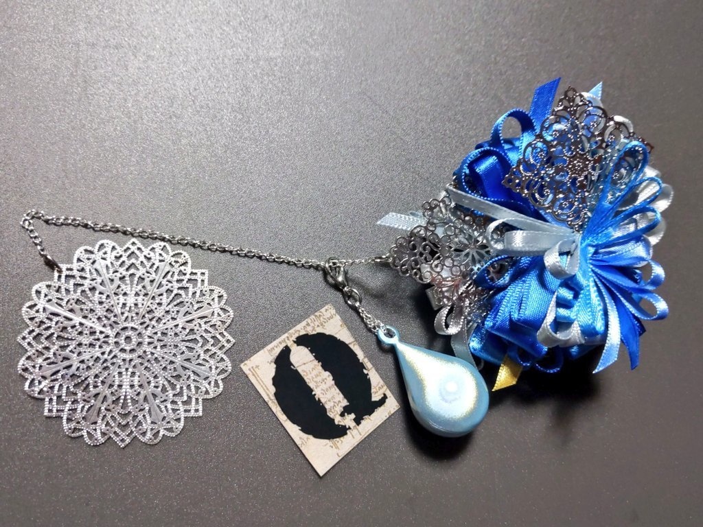 リボンアクセサリー兼ペンレスト