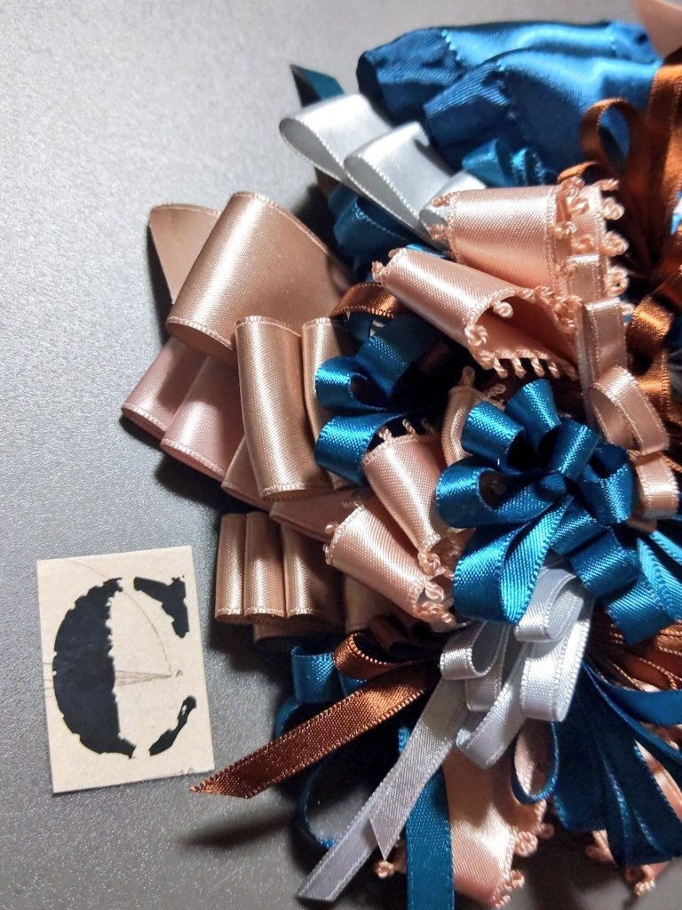 リボンアクセサリー兼ペンレスト