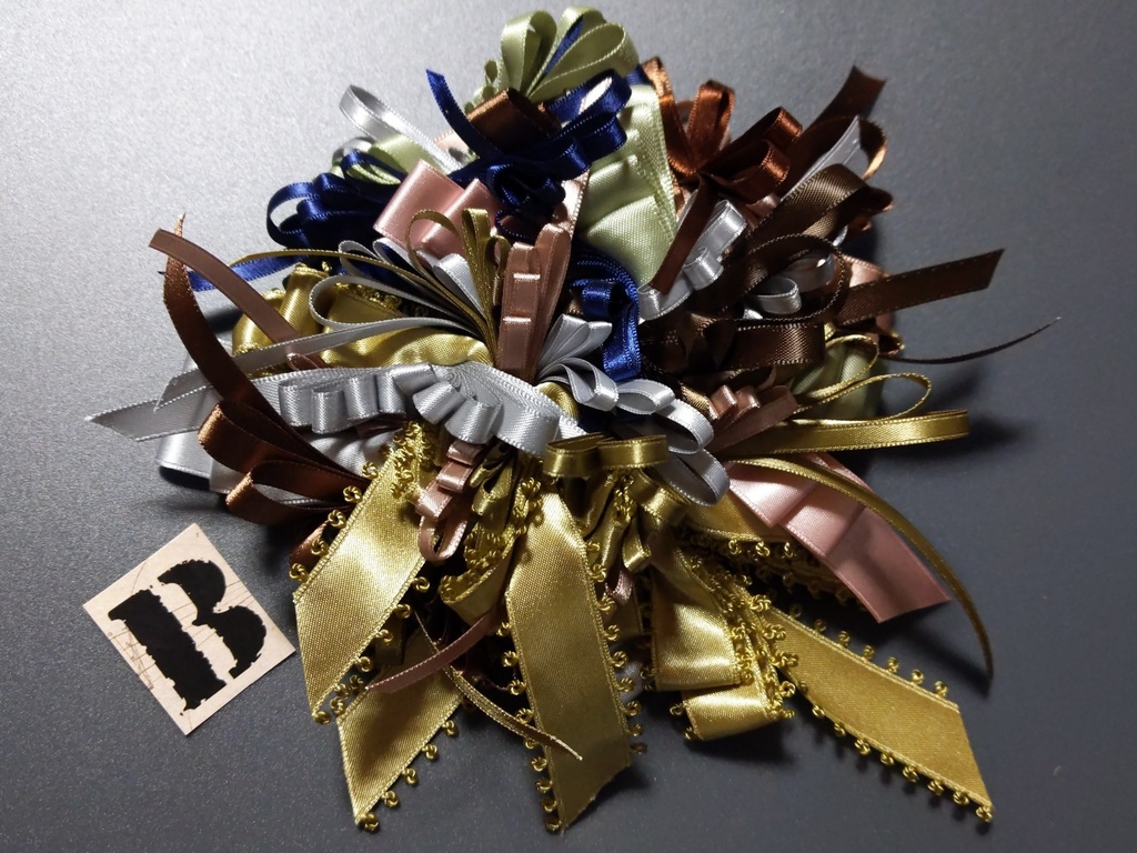 リボンアクセサリー兼ペンレスト