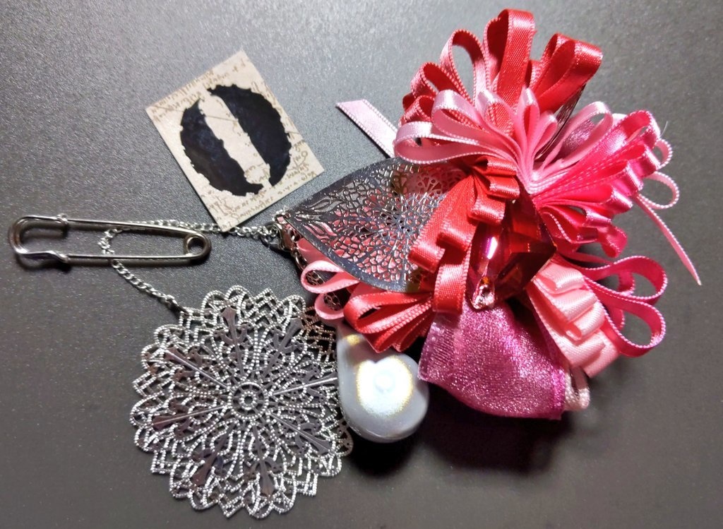 リボンアクセサリー兼ペンレスト