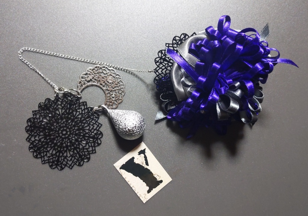 リボンアクセサリー兼ペンレスト