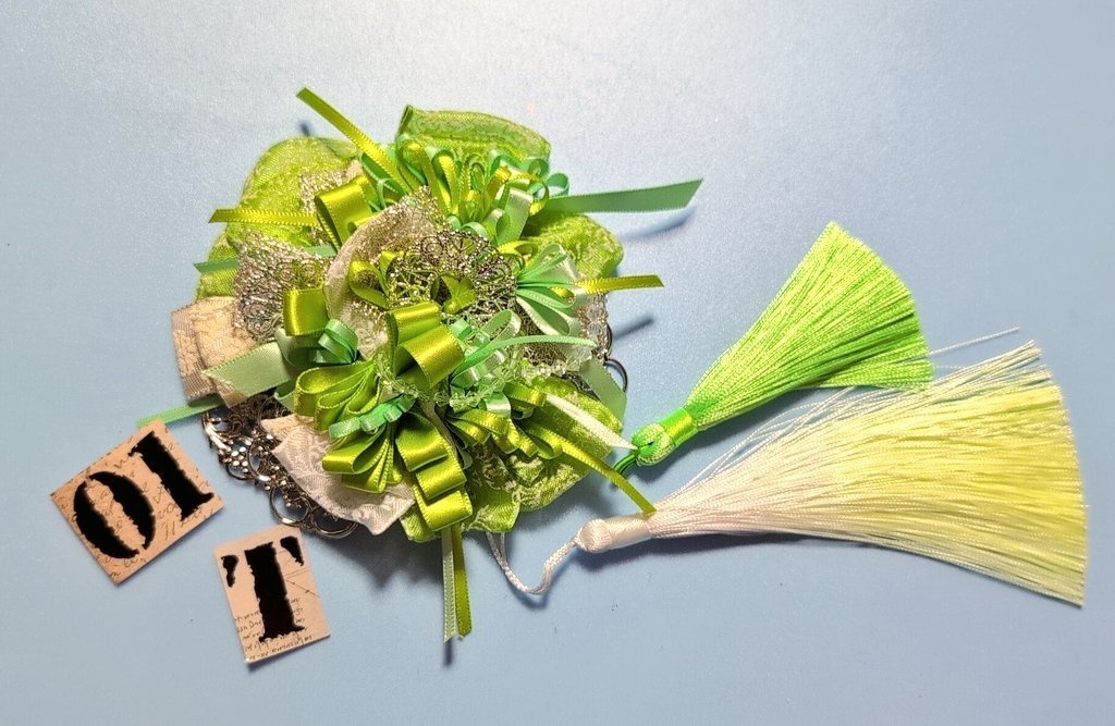 リボンコサージュ兼ペンレスト