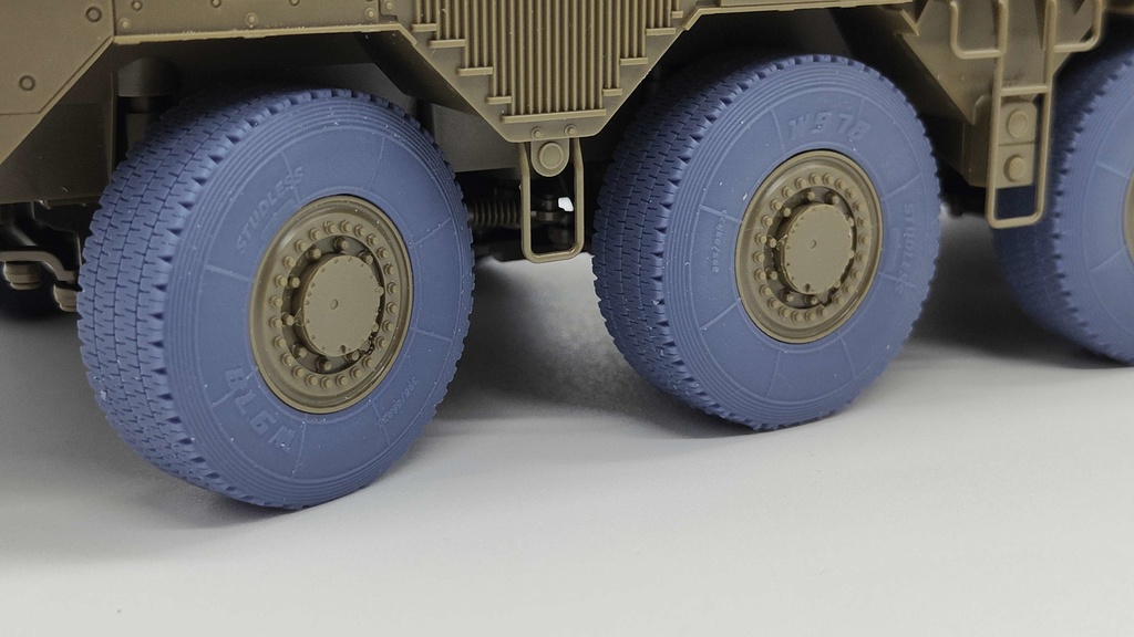 1/35 16式機動戦闘車用スタッドレスタイヤセット