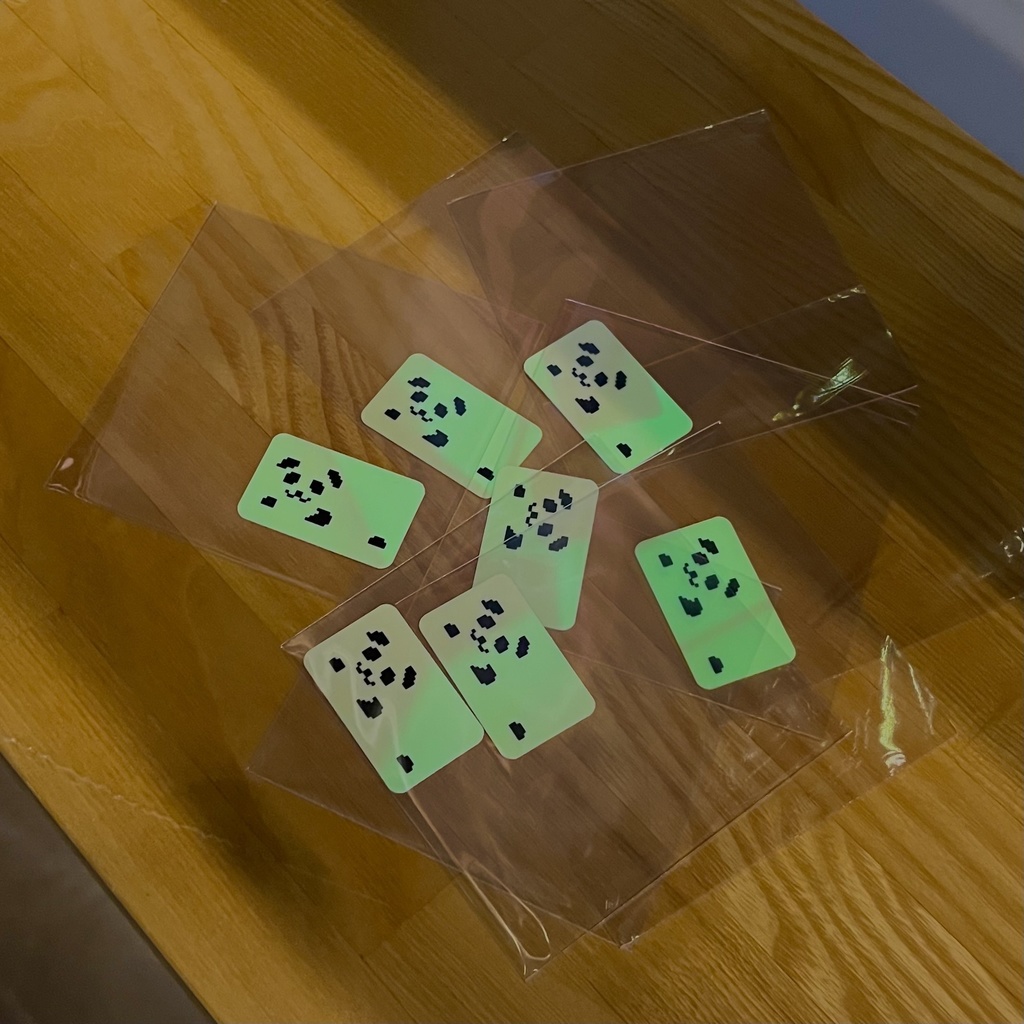 寝そべりパンダの蓄光ステッカー