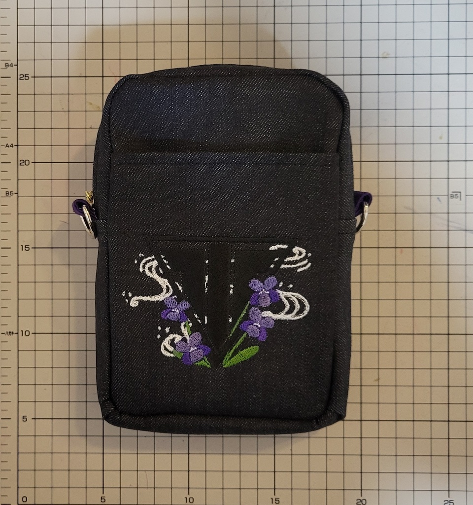 大きめ刺繍ポーチ〜水心子〜