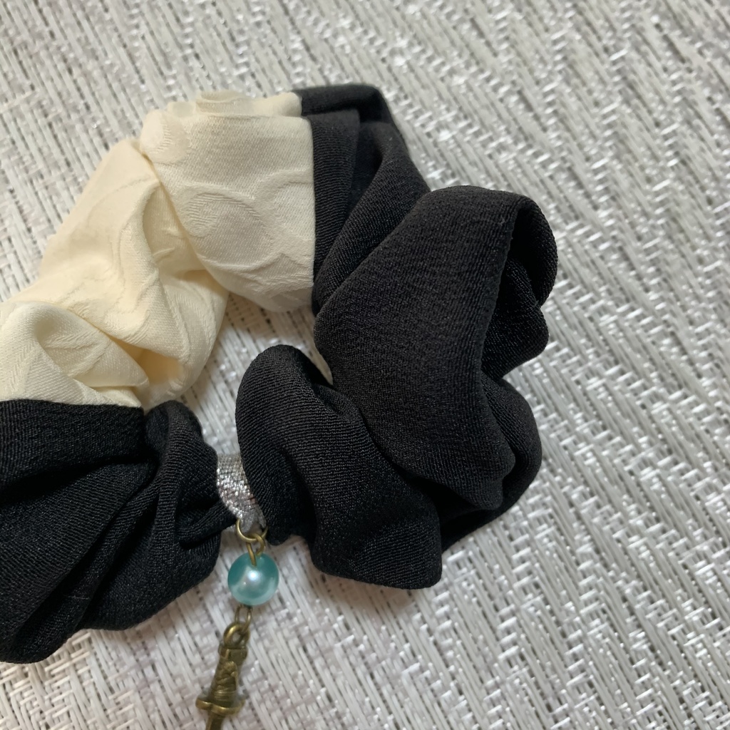 着物deシュシュ 膝丸イメージ 刀のチャーム付き 正絹