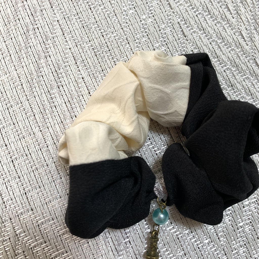 着物deシュシュ 膝丸イメージ 刀のチャーム付き 正絹