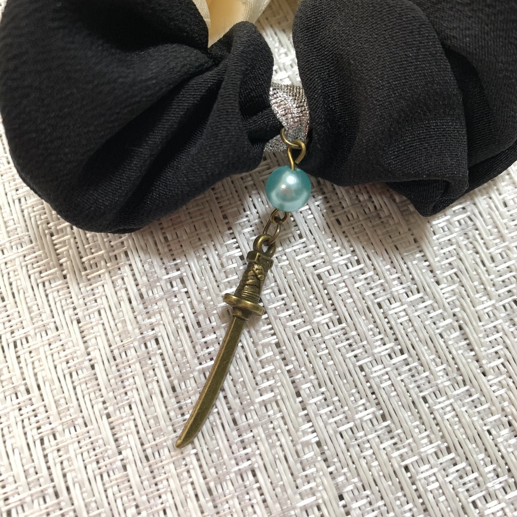 着物deシュシュ 膝丸イメージ 刀のチャーム付き 正絹