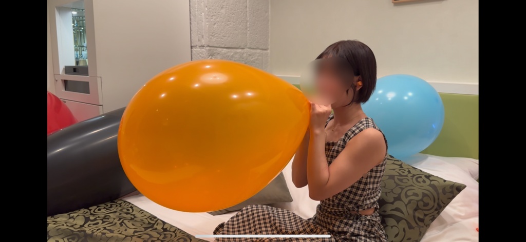 Rちゃん　風船膨らまし割り