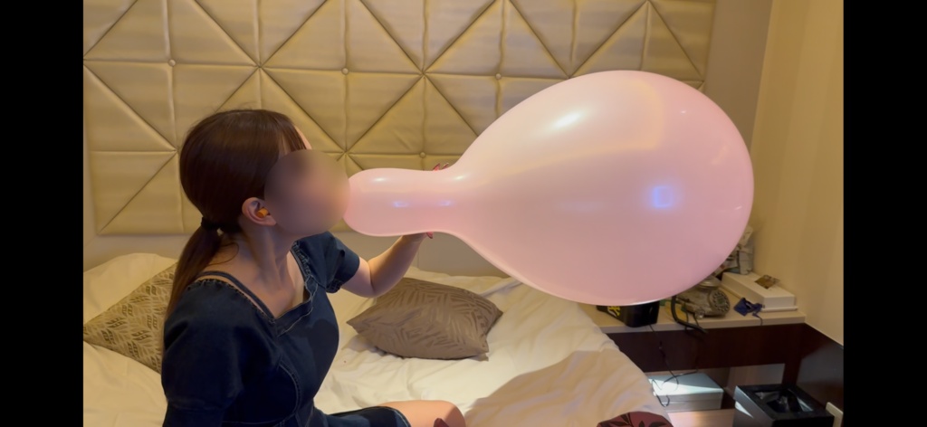 るあさんの風船膨らまし動画(膨らまし割り➕爪割り)