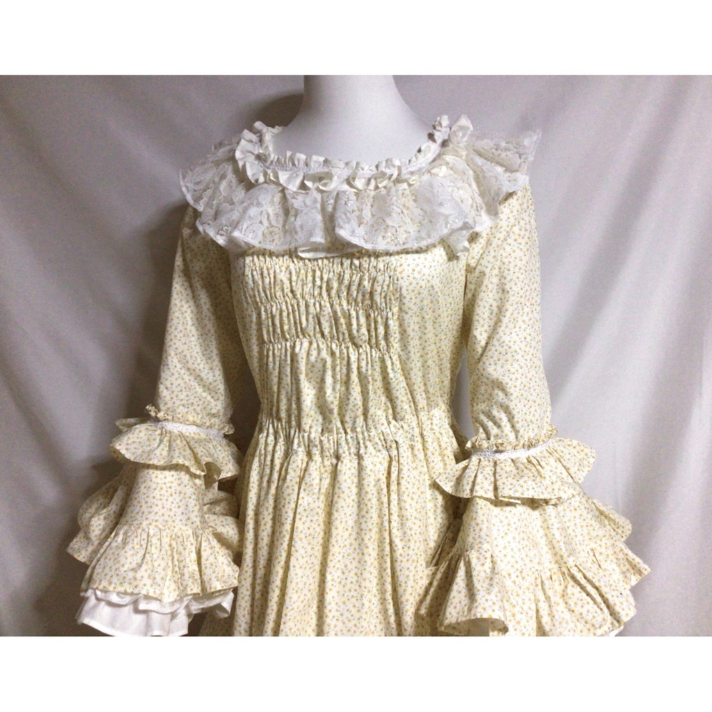 イエローベージュの姫袖ドレスワンピース