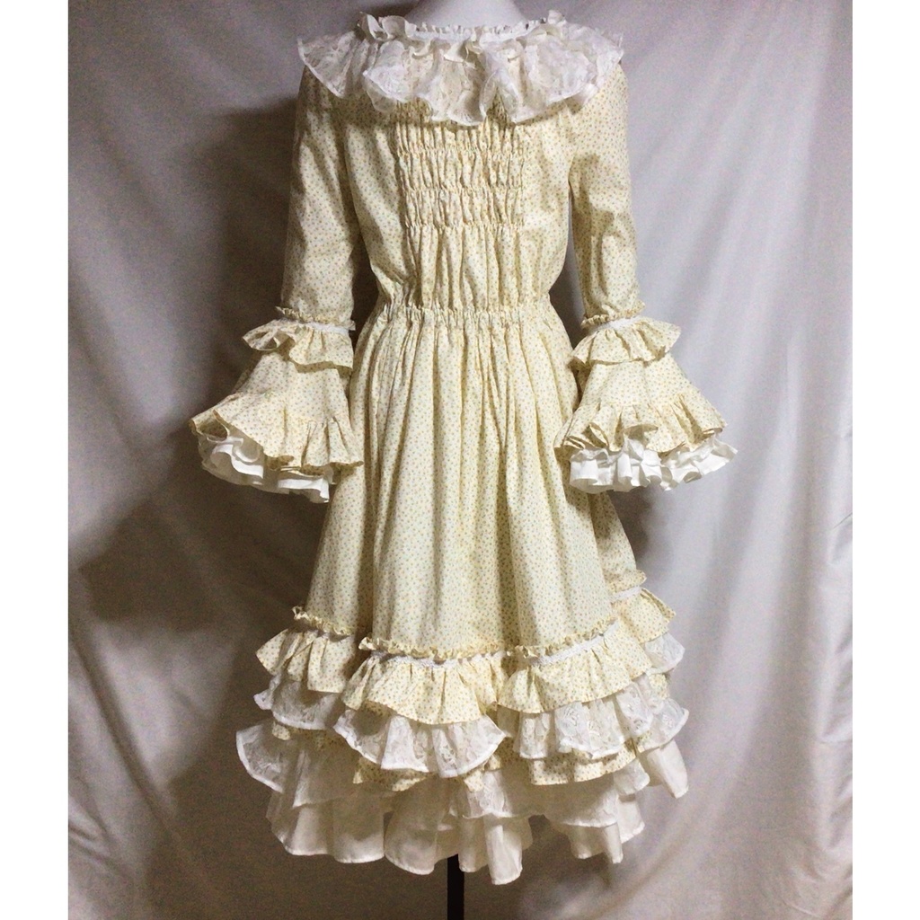 イエローベージュの姫袖ドレスワンピース