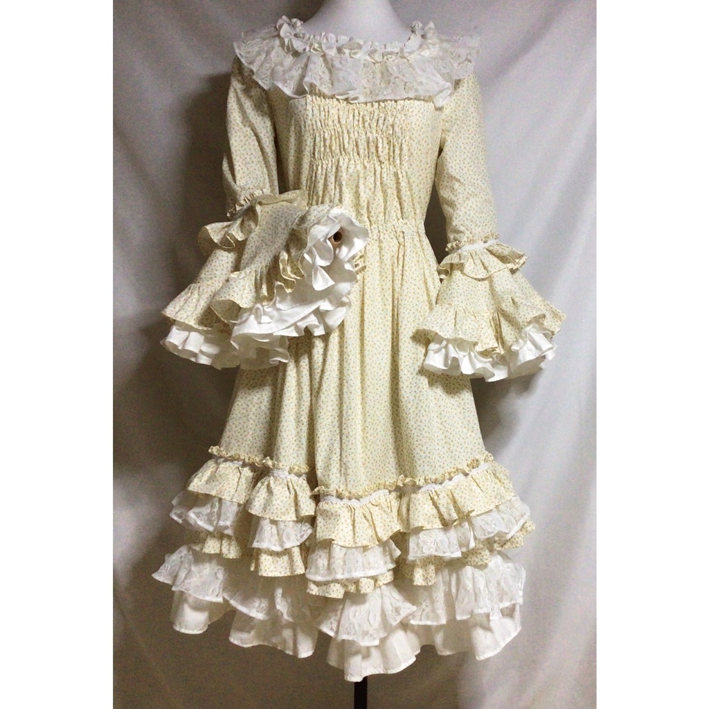 イエローベージュの姫袖ドレスワンピース