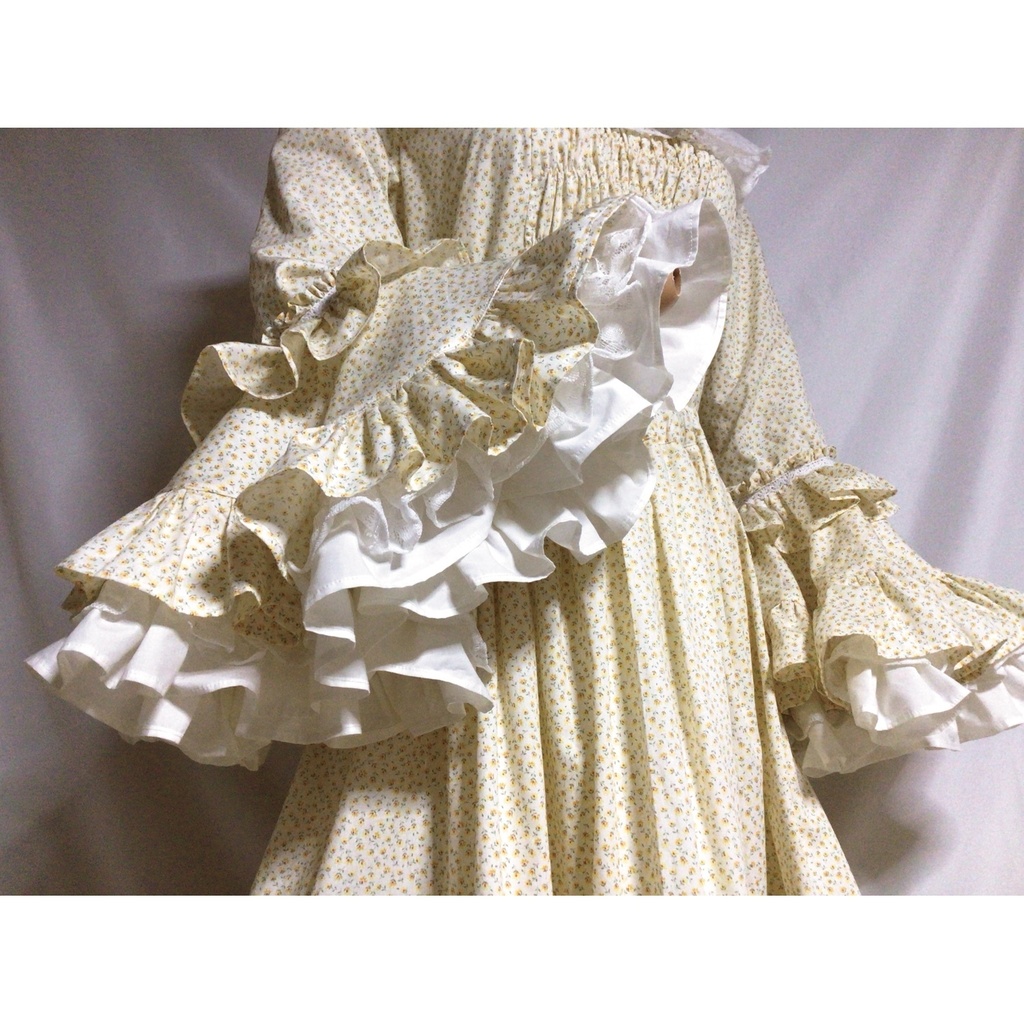 イエローベージュの姫袖ドレスワンピース