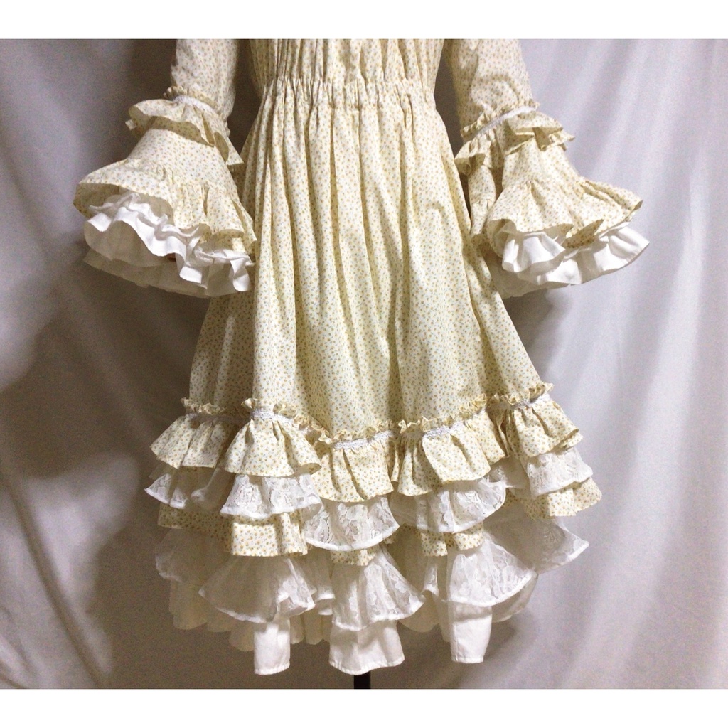 イエローベージュの姫袖ドレスワンピース