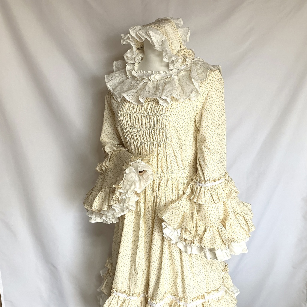 クリームイエローの花園ドレス