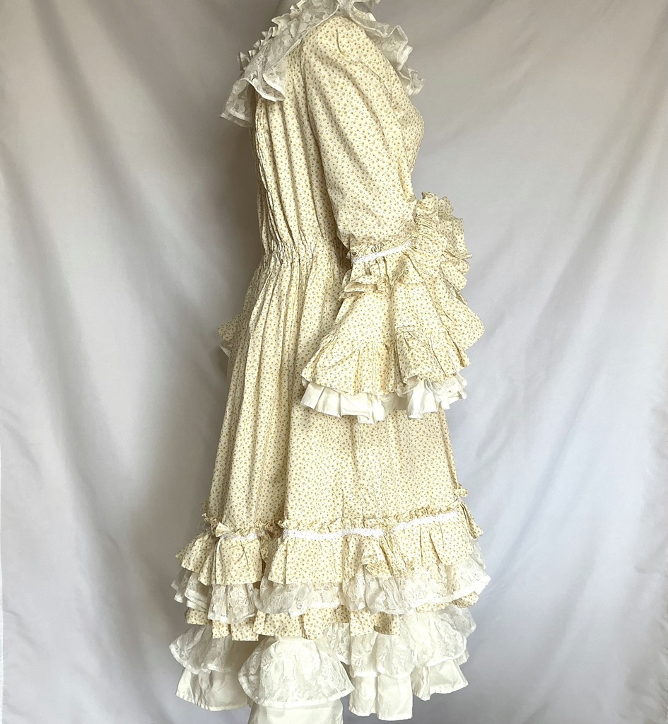 クリームイエローの花園ドレス