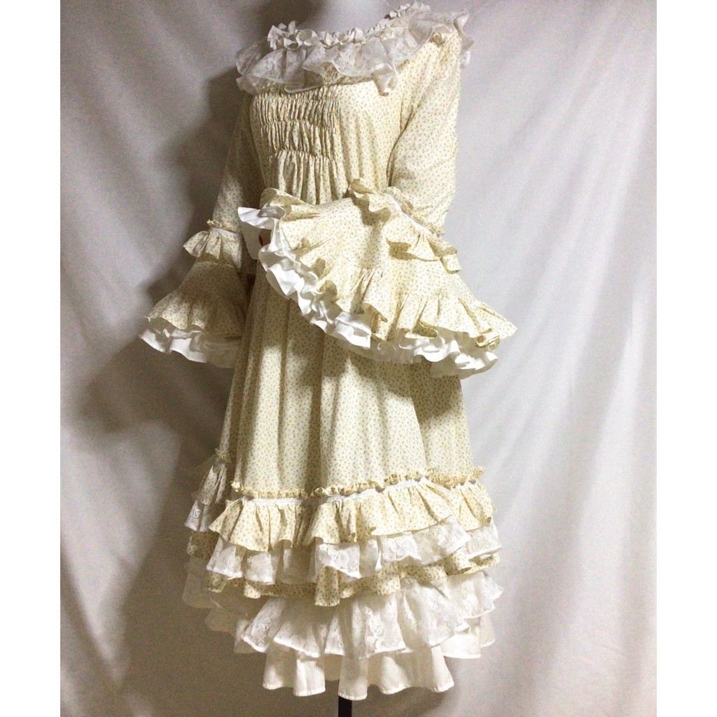 イエローベージュの姫袖ドレスワンピース