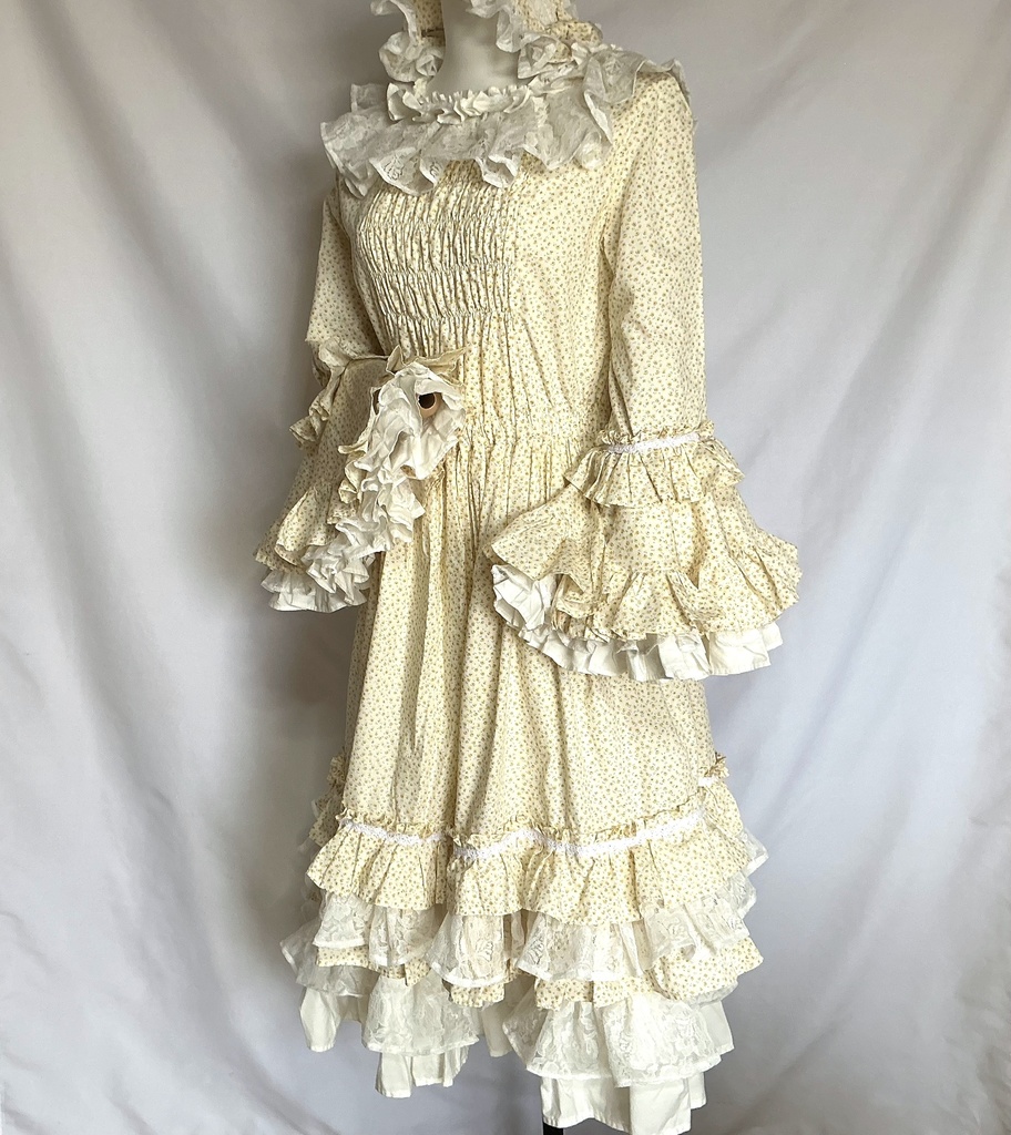 クリームイエローの花園ドレス