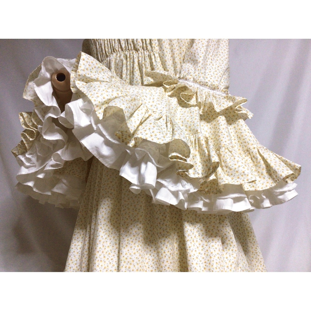 イエローベージュの姫袖ドレスワンピース