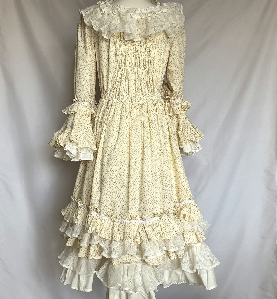クリームイエローの花園ドレス