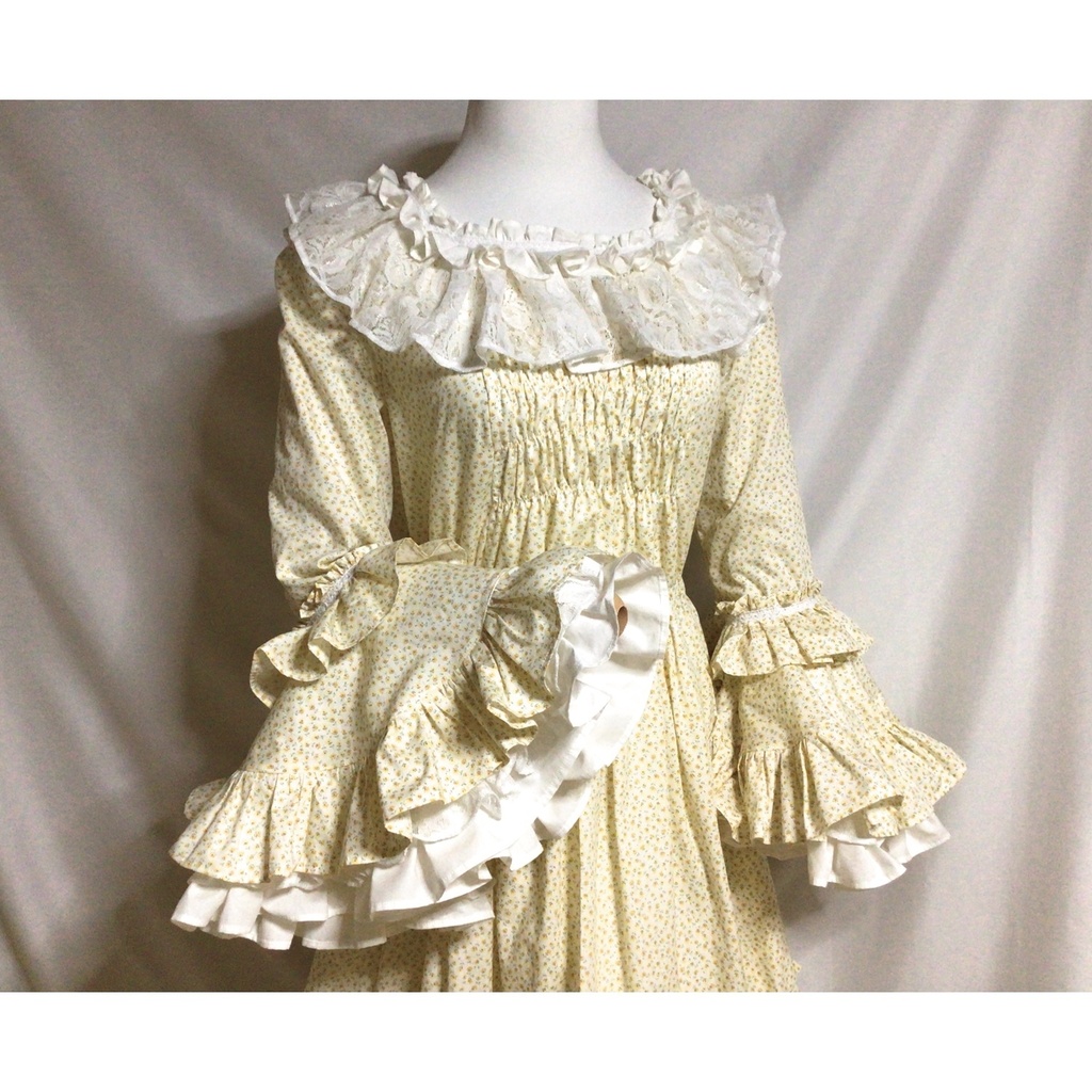 イエローベージュの姫袖ドレスワンピース