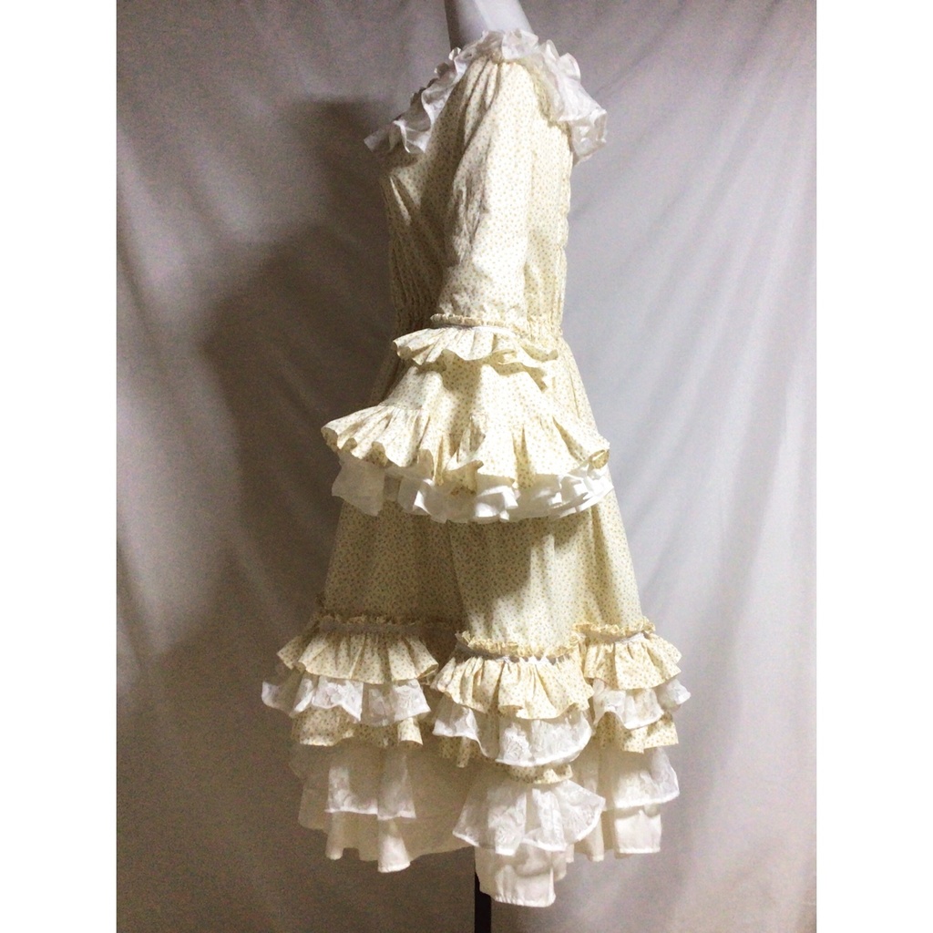 イエローベージュの姫袖ドレスワンピース