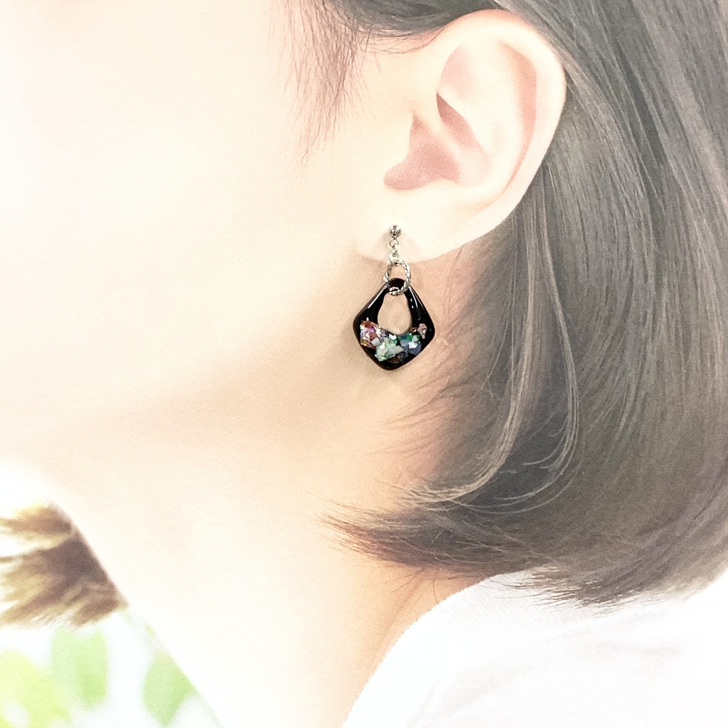 再販1043人気!ブラック×シェルのピアス