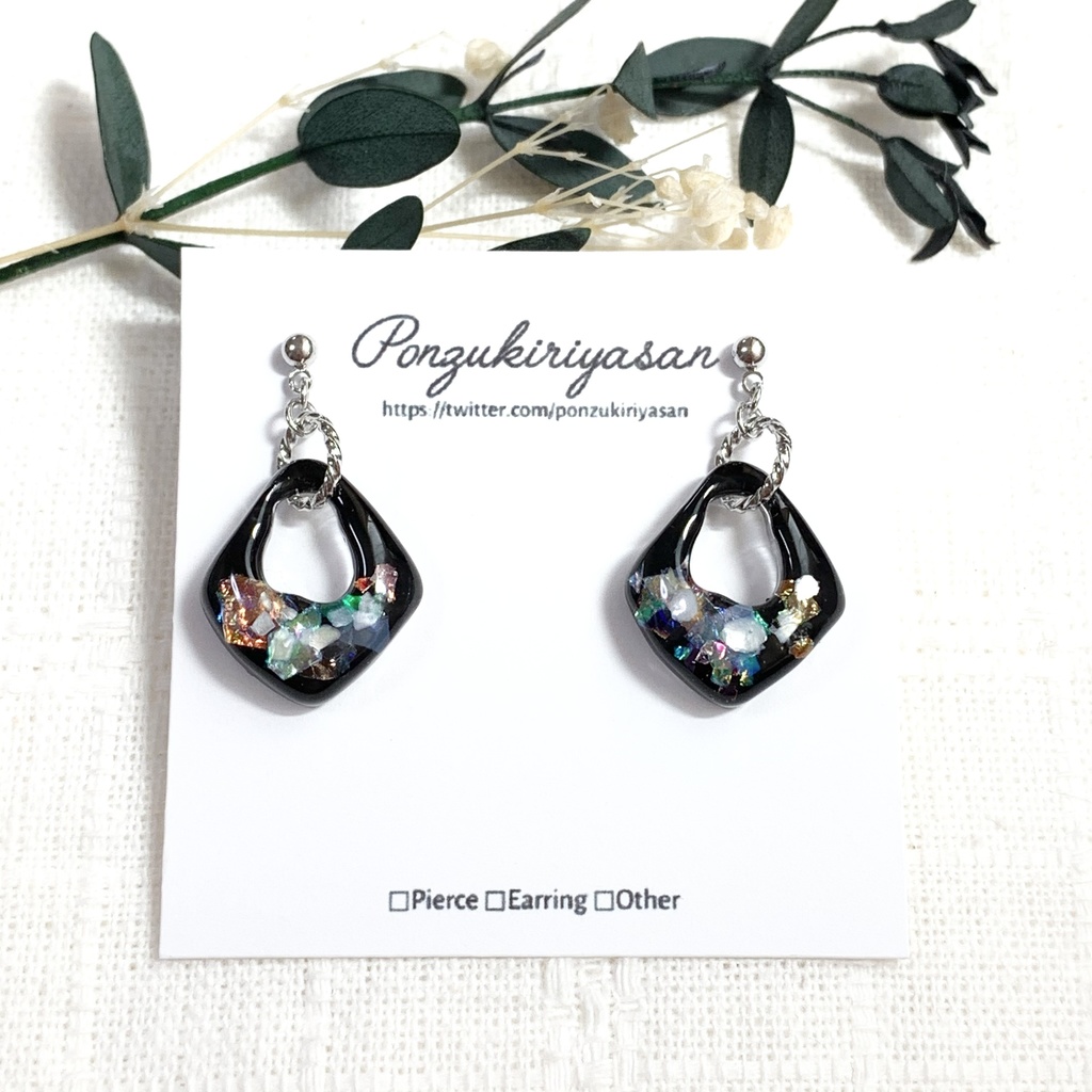 再販1043人気!ブラック×シェルのピアス