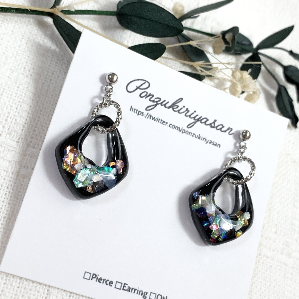 再販1043人気!ブラック×シェルのピアス