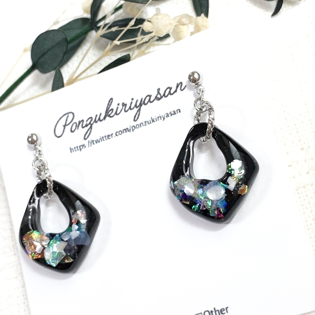 再販1043人気！ブラック×シェルのピアス