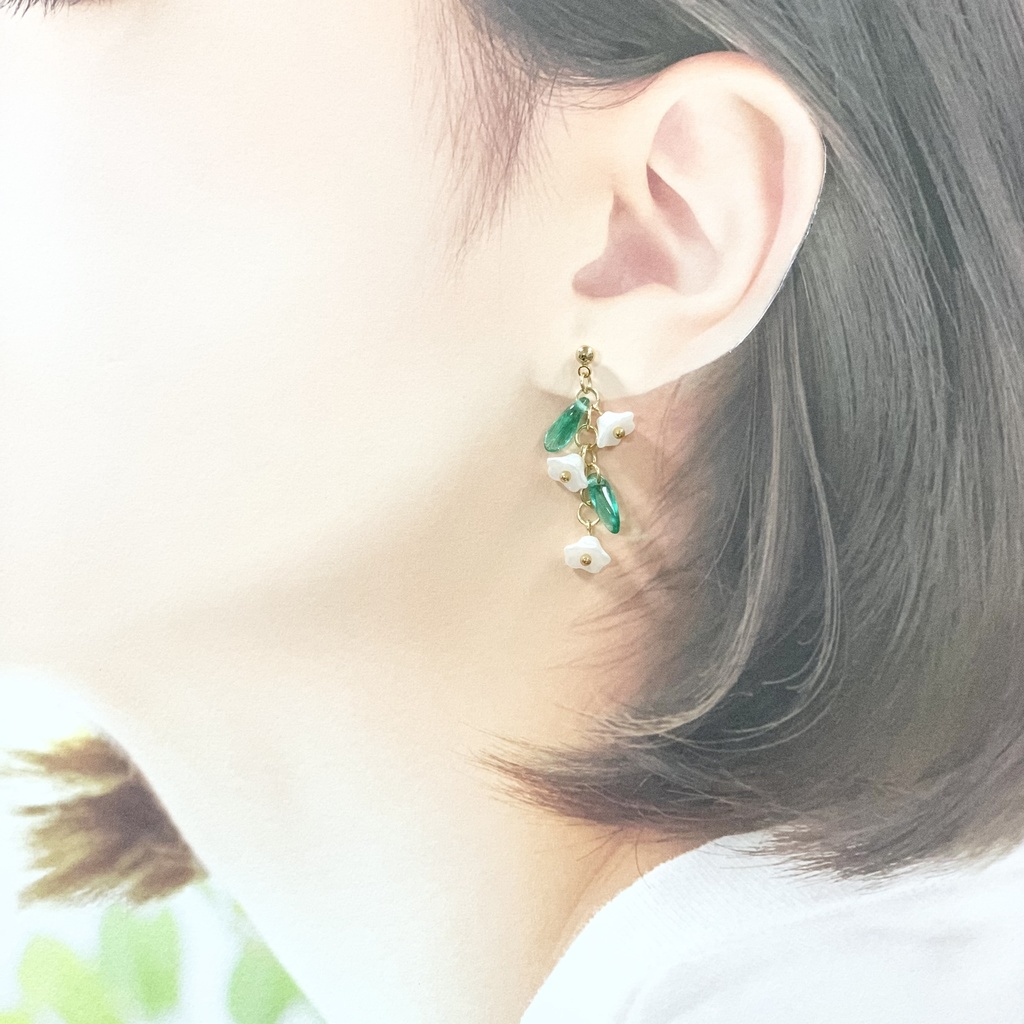 1247小花のピアスと葉っぱのイヤーカフ