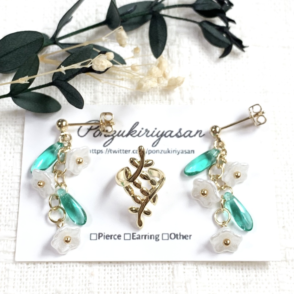 1247小花のピアスと葉っぱのイヤーカフ