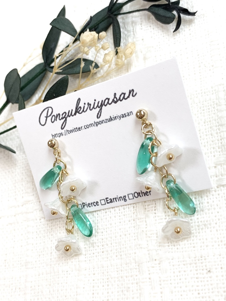 1247小花のピアスと葉っぱのイヤーカフ