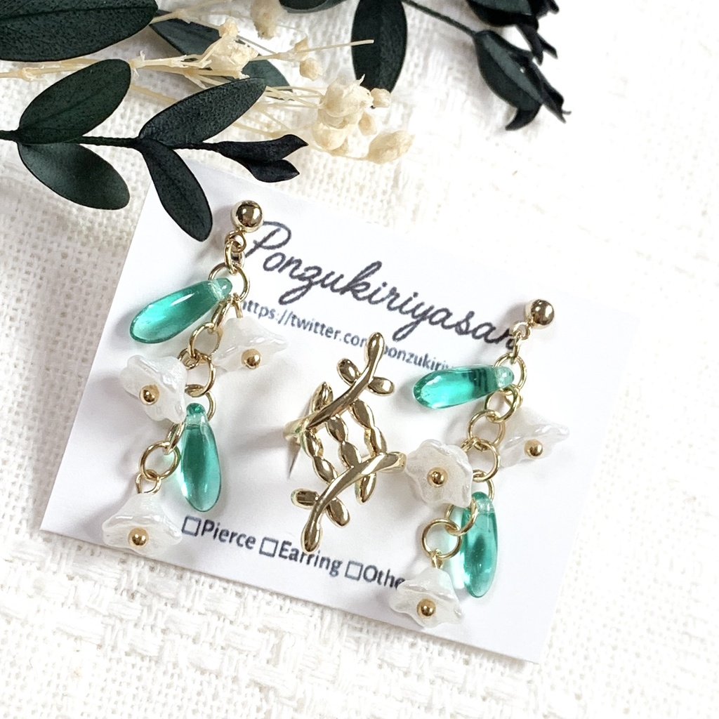 1247小花のピアスと葉っぱのイヤーカフ