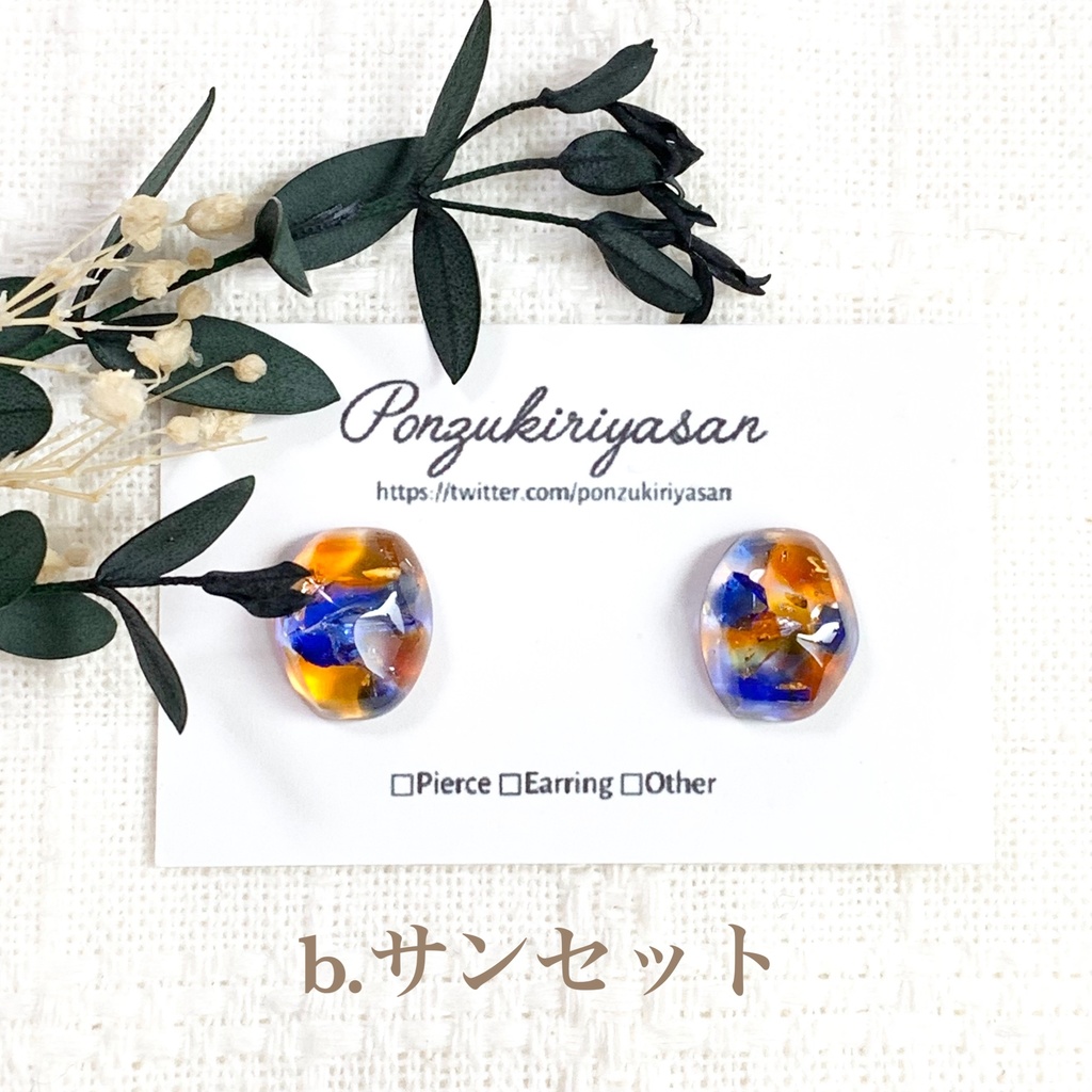 人気作品1257【再販】琉球ガラスのうるつやピアス