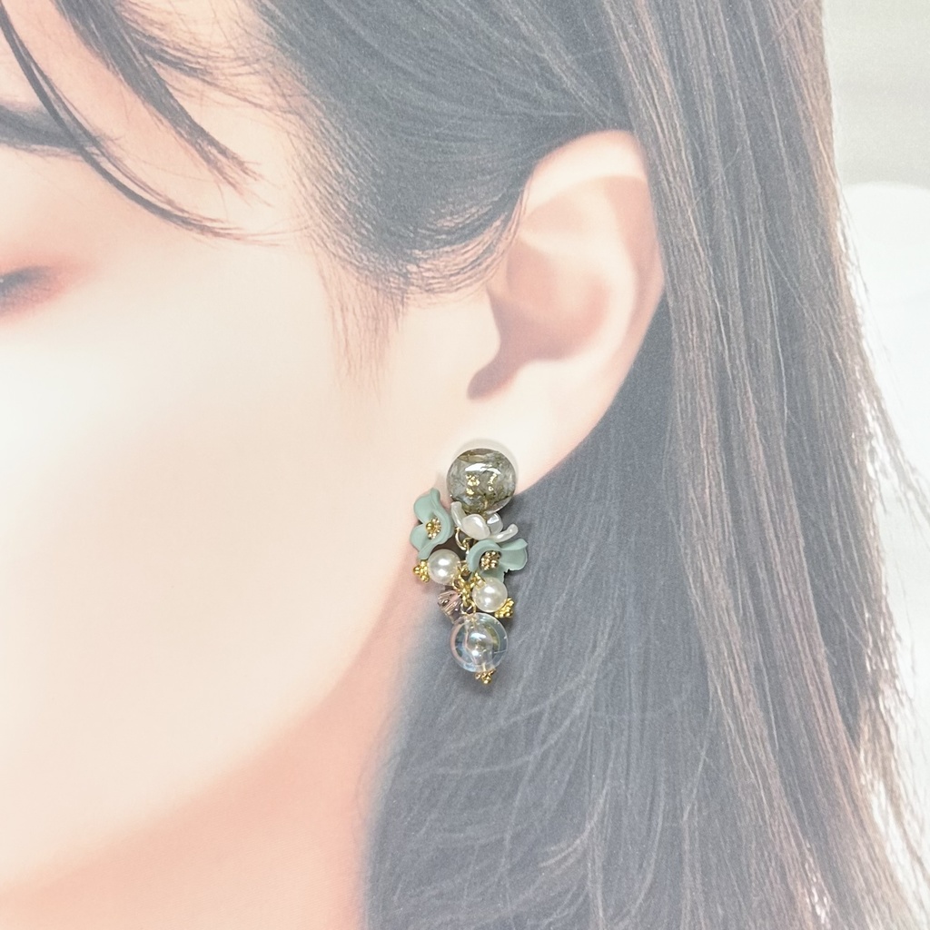 1397マットなお花とフラワーレジンのピアス