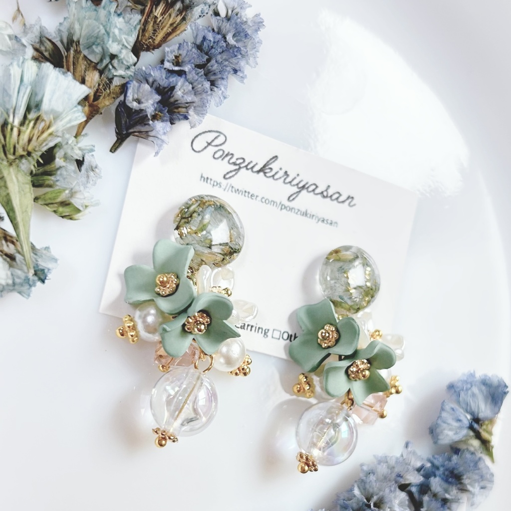 1397マットなお花とフラワーレジンのピアス