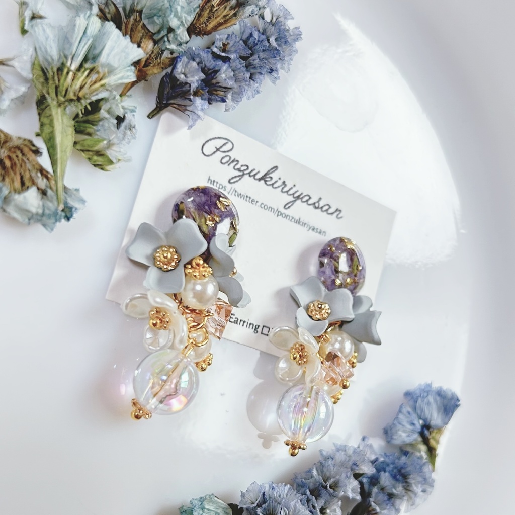 1397マットなお花とフラワーレジンのピアス