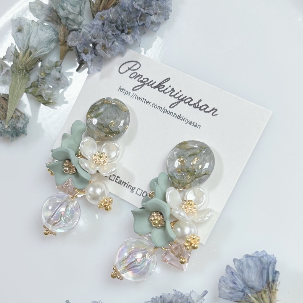 1397マットなお花とフラワーレジンのピアス