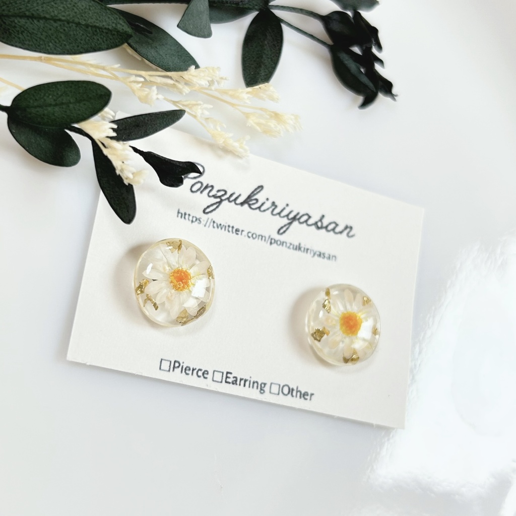 1413デイジー風一粒レジンピアス