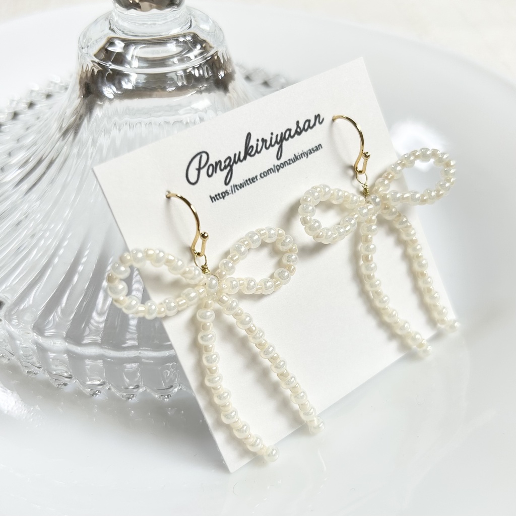 1539ホワイトビーズのリボンピアス