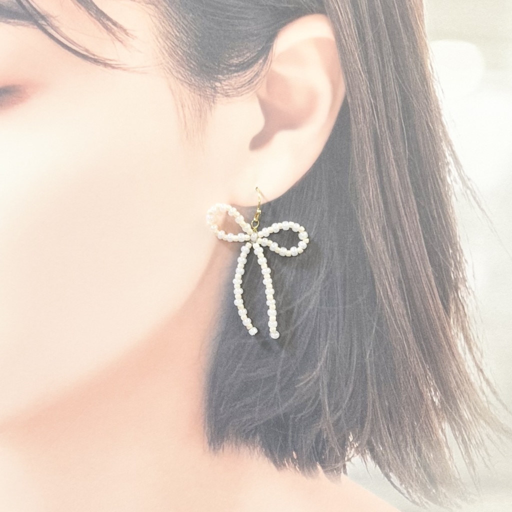 1539ホワイトビーズのリボンピアス