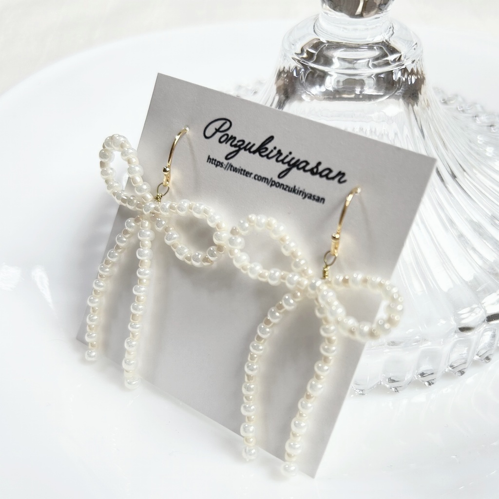 1539ホワイトビーズのリボンピアス