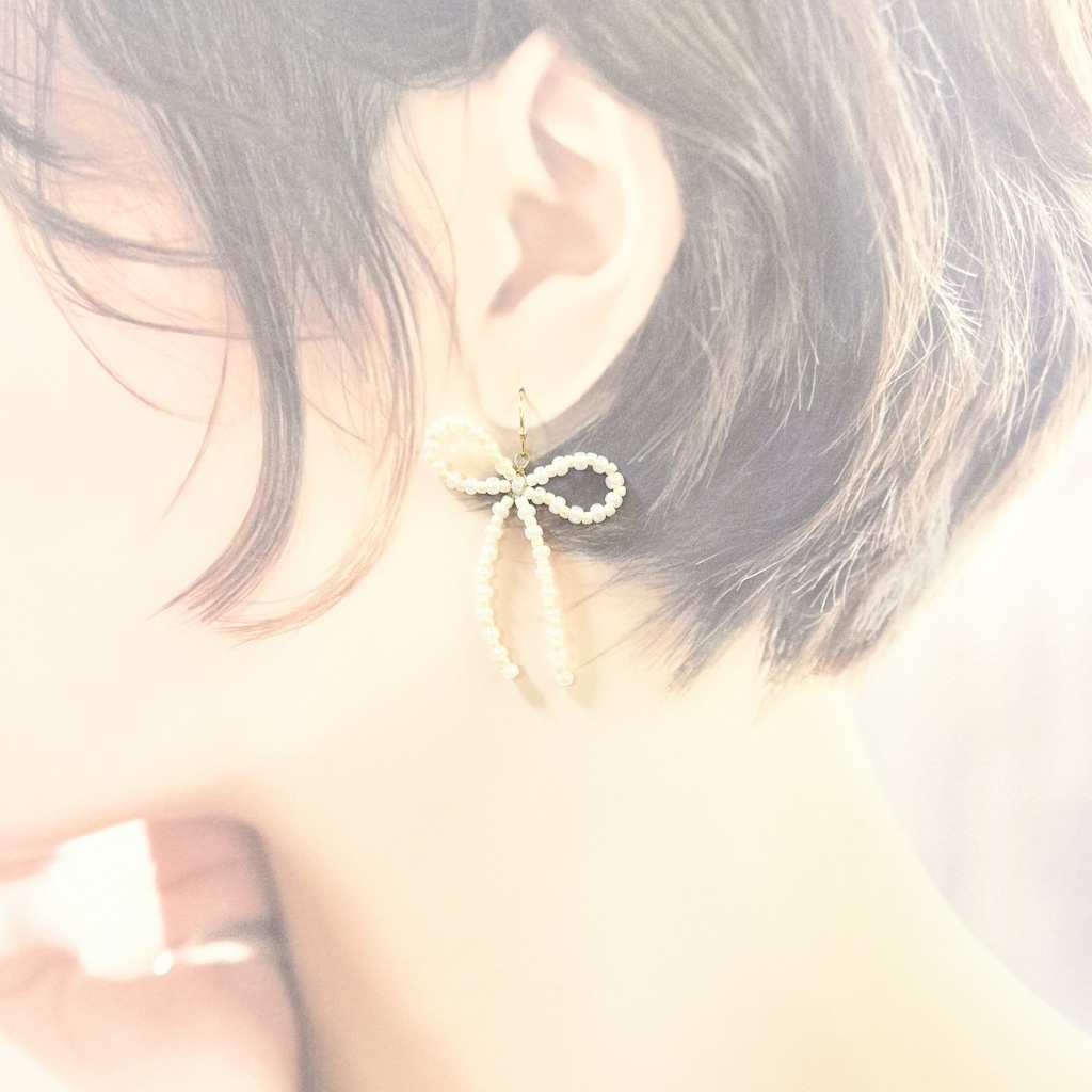 1539ホワイトビーズのリボンピアス