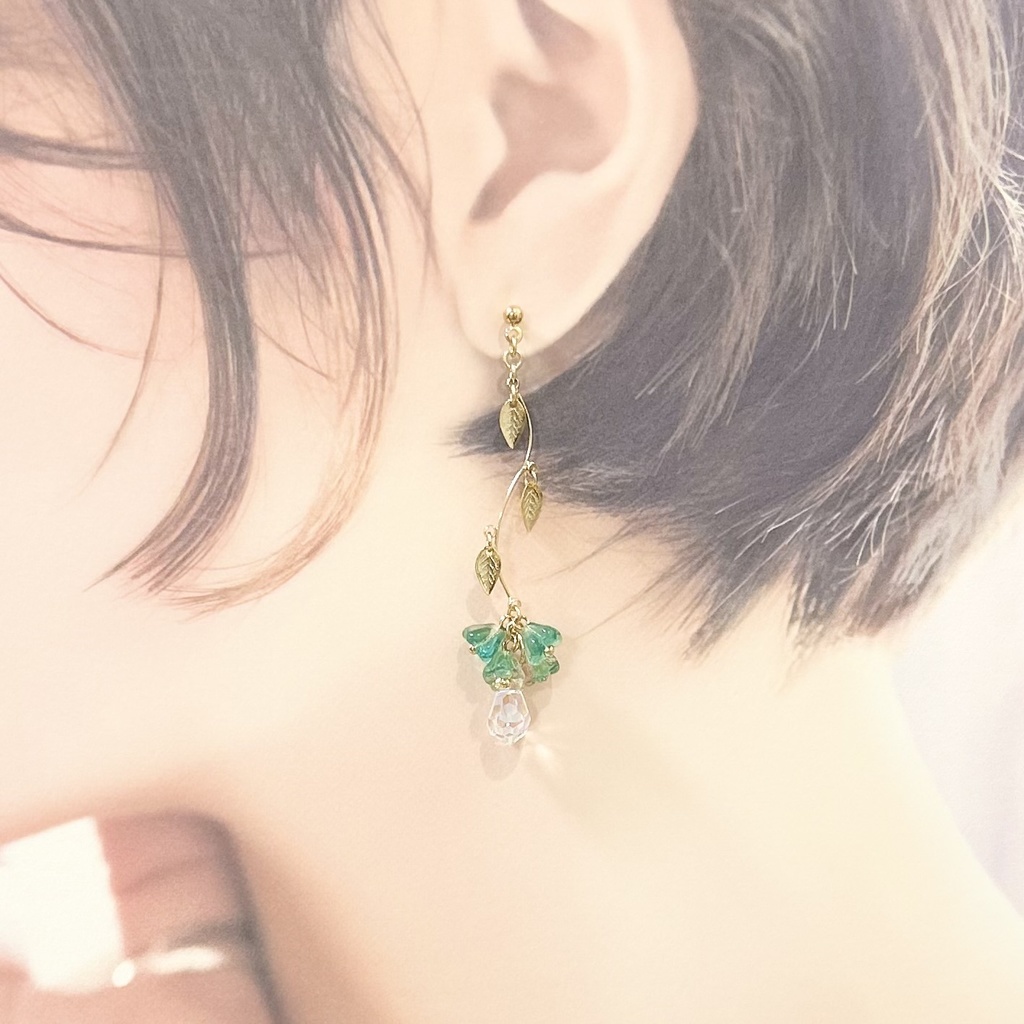 1711小粒ガラスフラワーとリーフのピアス