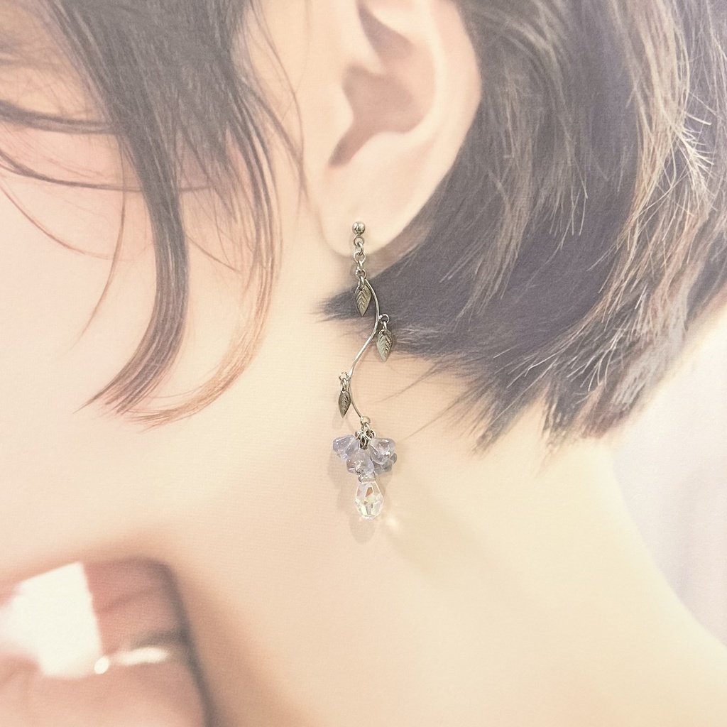 1711小粒ガラスフラワーとリーフのピアス