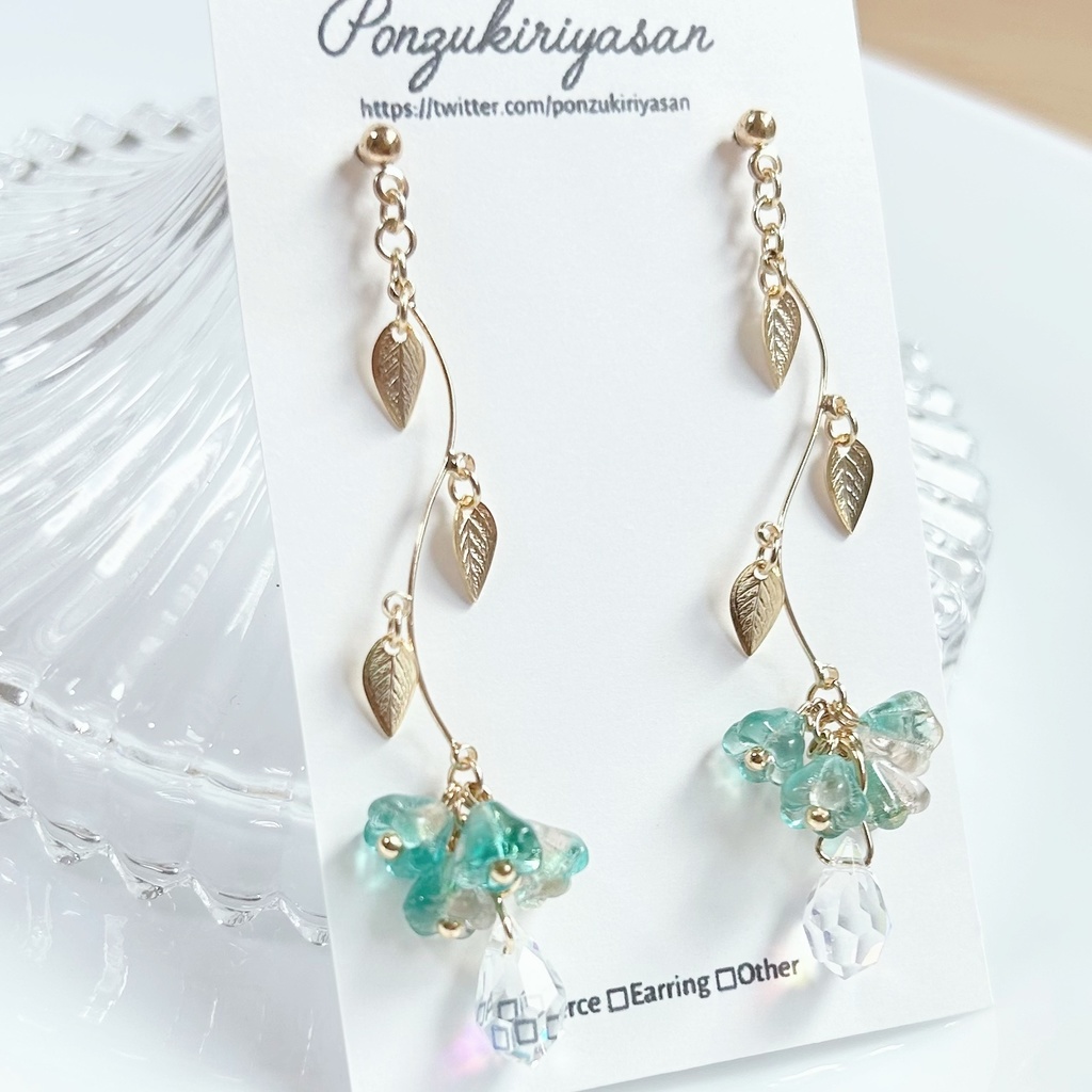 1711小粒ガラスフラワーとリーフのピアス