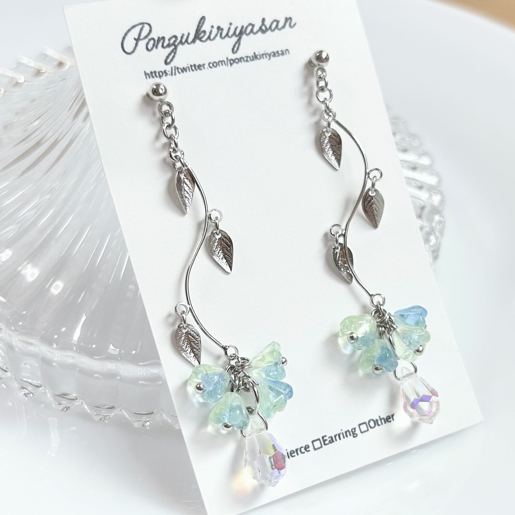 1711小粒ガラスフラワーとリーフのピアス