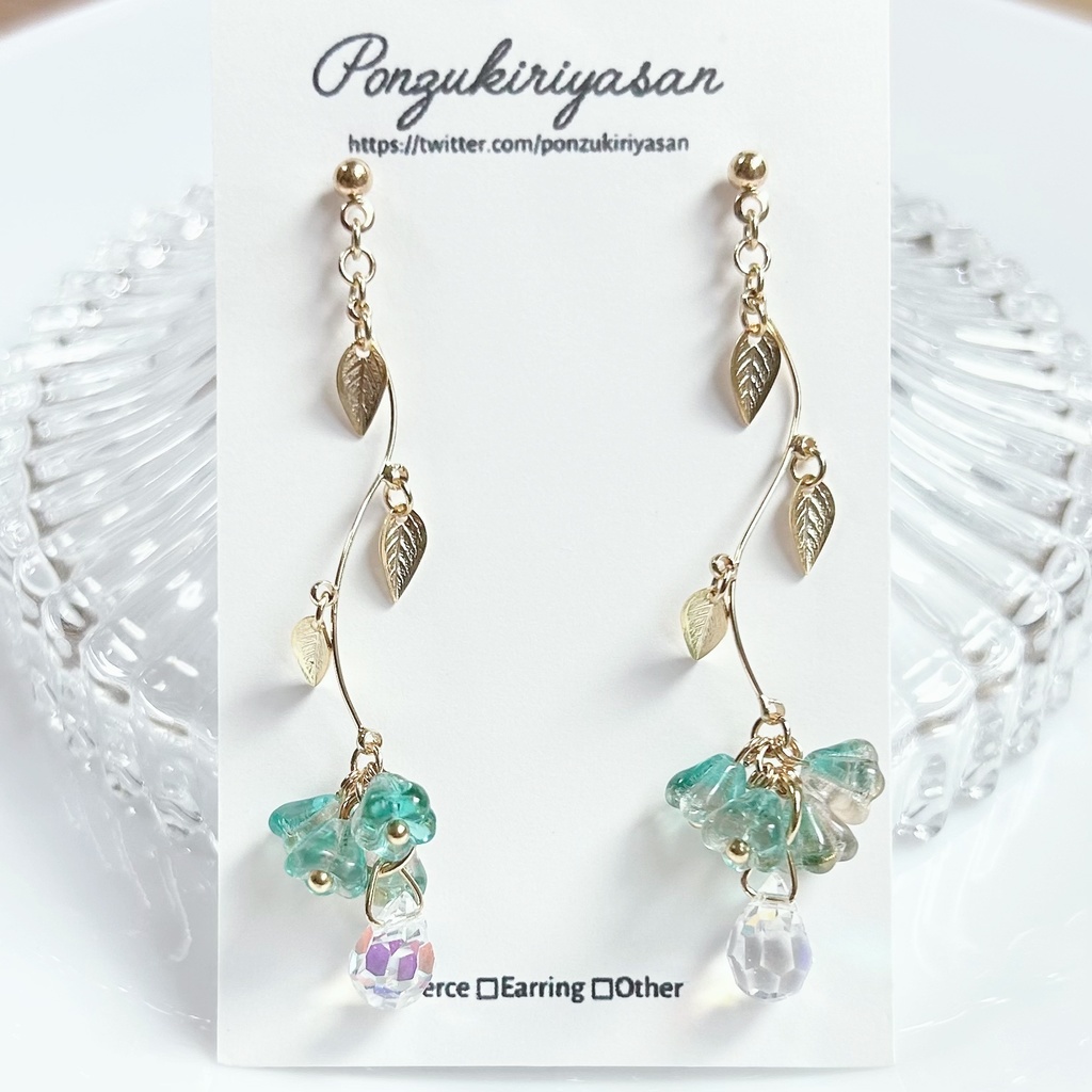 1711小粒ガラスフラワーとリーフのピアス